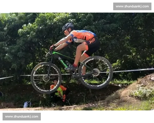 征服云端极限高海拔球场的体能与意志终极挑战之旅巅峰竞技体验 - 副本