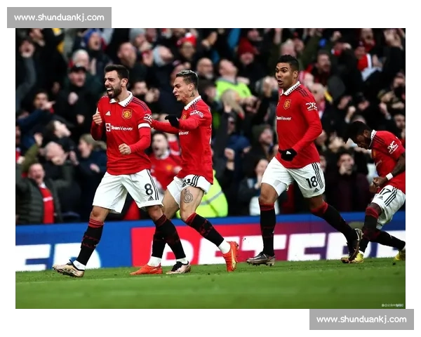 曼联vs曼城巅峰德比再燃英超冠军悬念之战红蓝对决引爆全城激情 - 副本 (2)